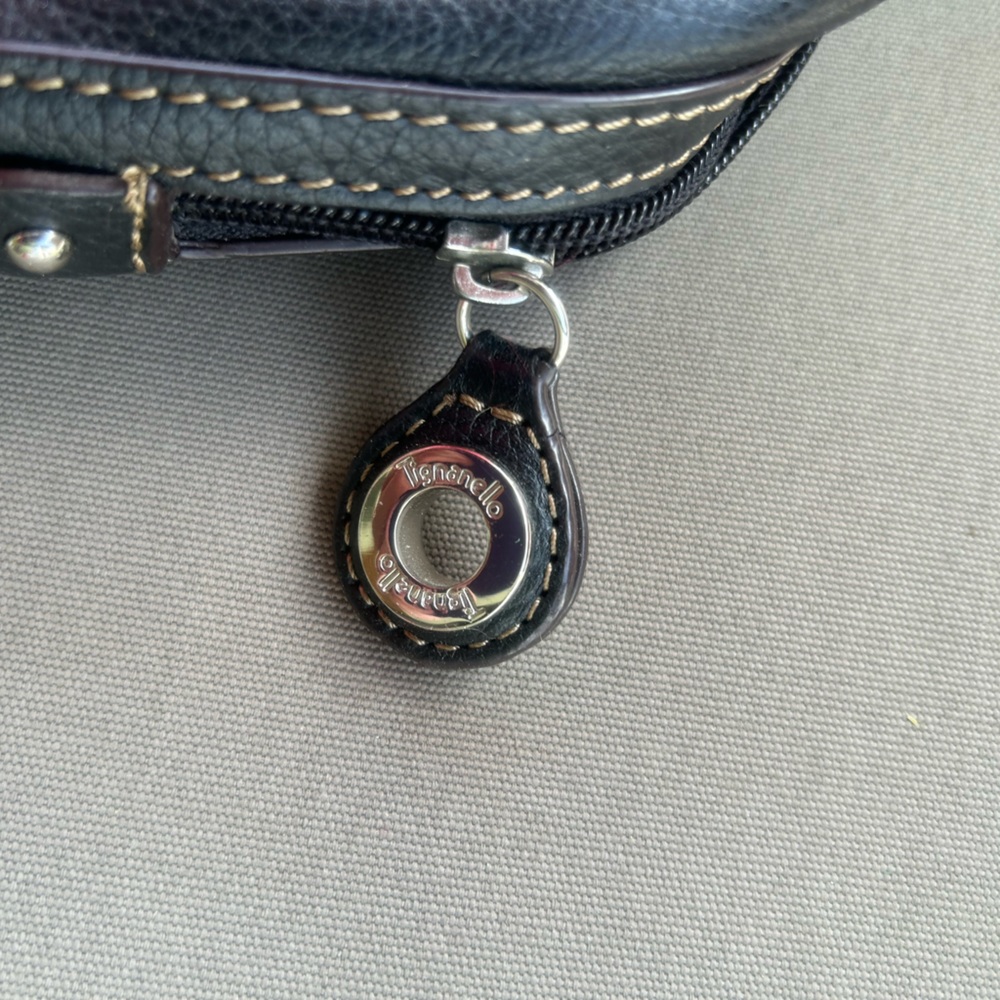 Black handbag purse, Tignanello w/ their iconic lining and multiple compartments - Picture 5 of 10
